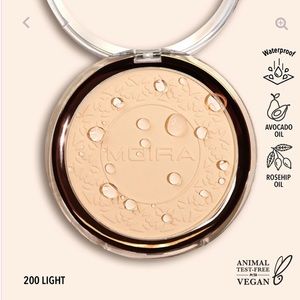 Setting of makeup Moira